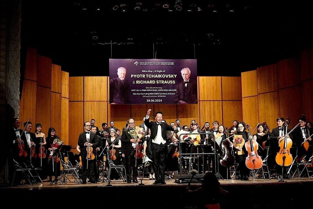The Saigon Opera House Ho Chi Minh City is a place that regularly organizes performances gathering many famous musicians from home and abroad 